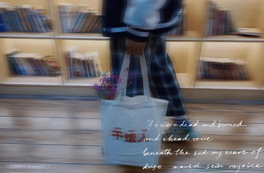 萬(wàn)圣節(jié)福利放送中丨咱就是說(shuō)，手提“干飯人”帆布袋的小哥哥很難不愛(ài)！