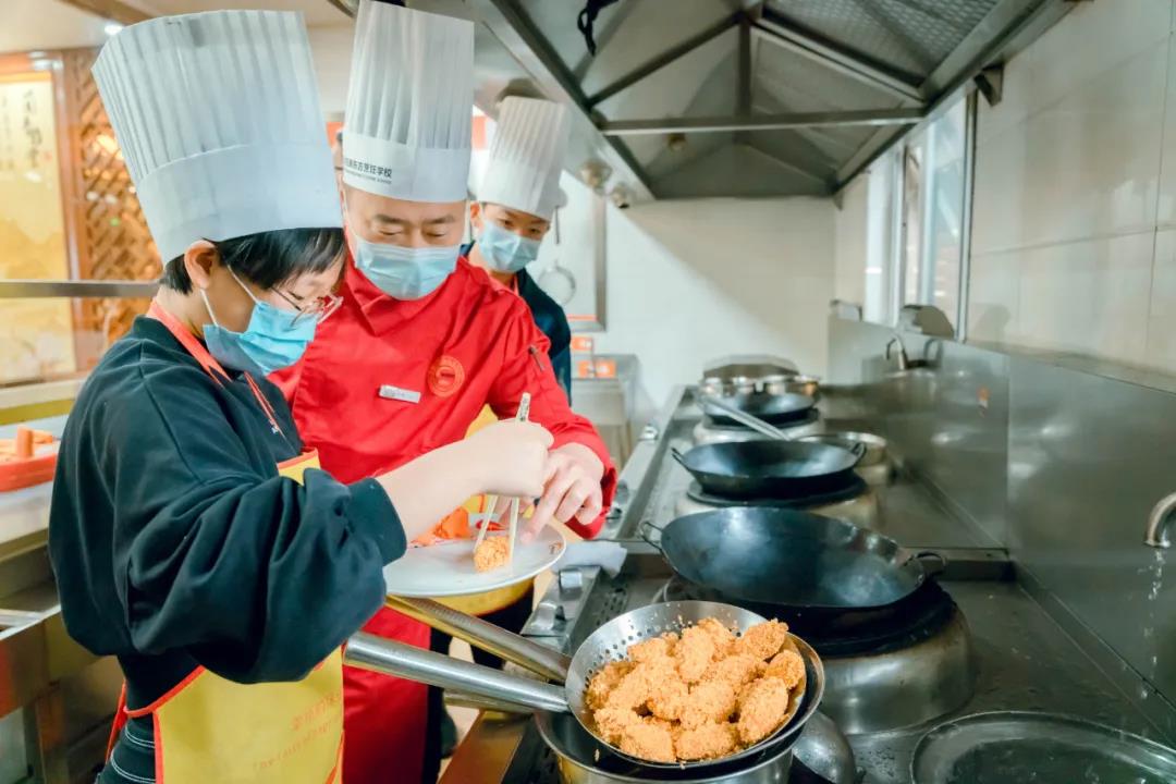 今日研學(xué)結(jié)束，烹飪初體驗(yàn)，讓夢(mèng)想觸手可及！