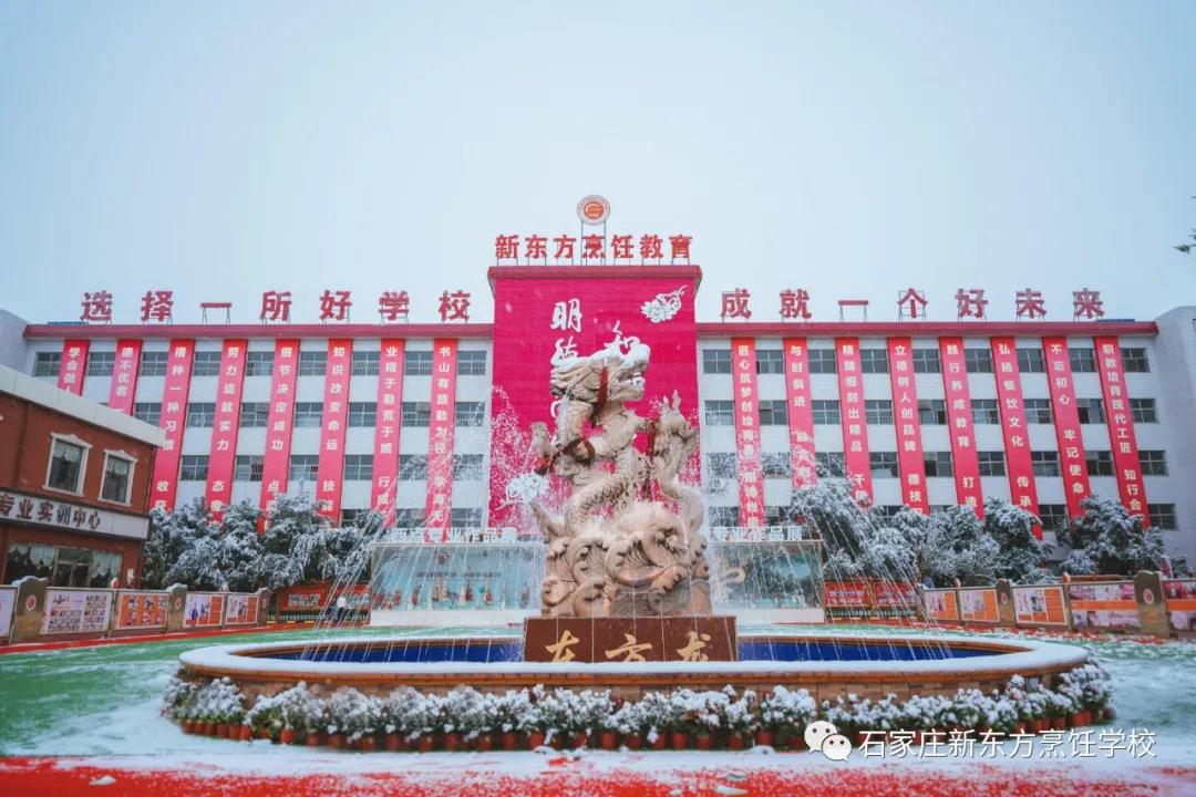 初雪中的校園，美的可以當(dāng)做壁紙