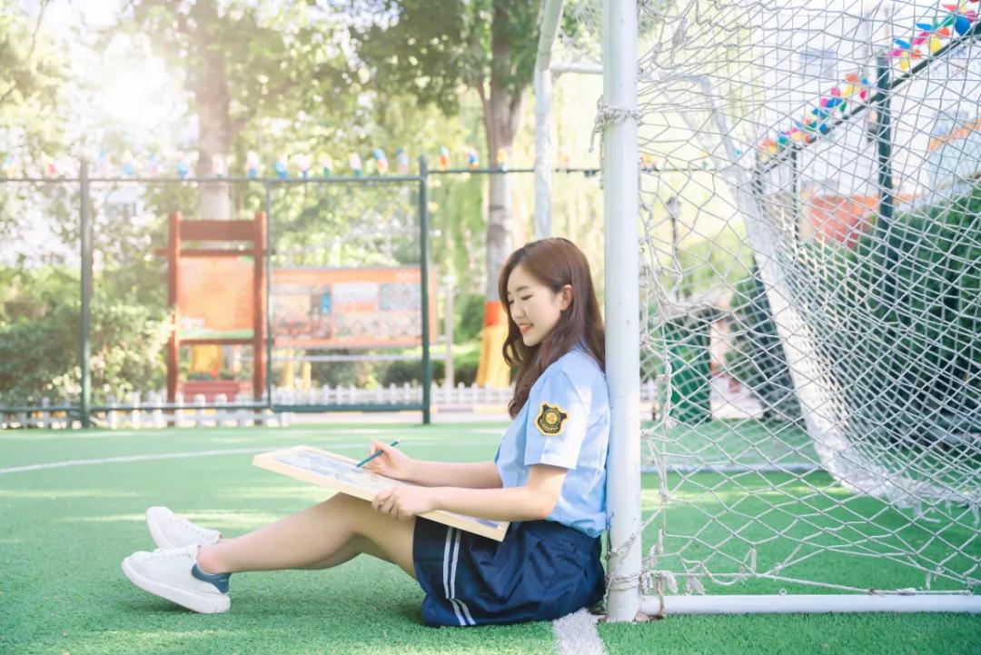 美麗的晚霞、浪漫的小江南、活力的足球場、說出你喜歡的校園風景，送校園周邊啦！