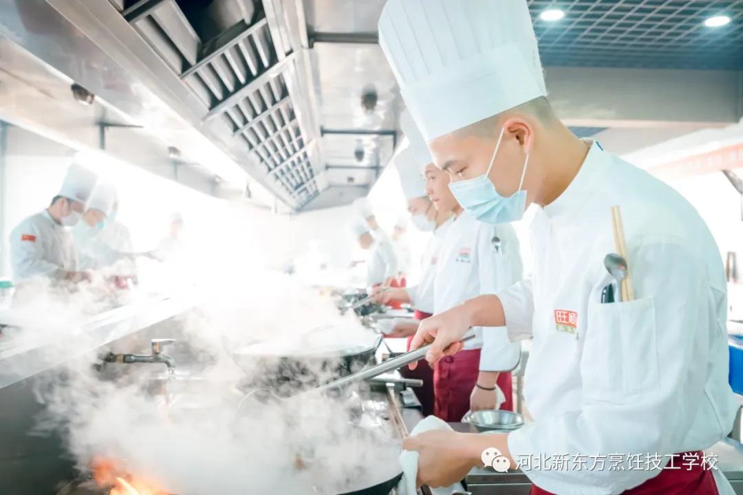 快看！旺順閣爐灶主廚班畢業(yè)，企業(yè)到校來(lái)選拔，學(xué)子搭上直通車！