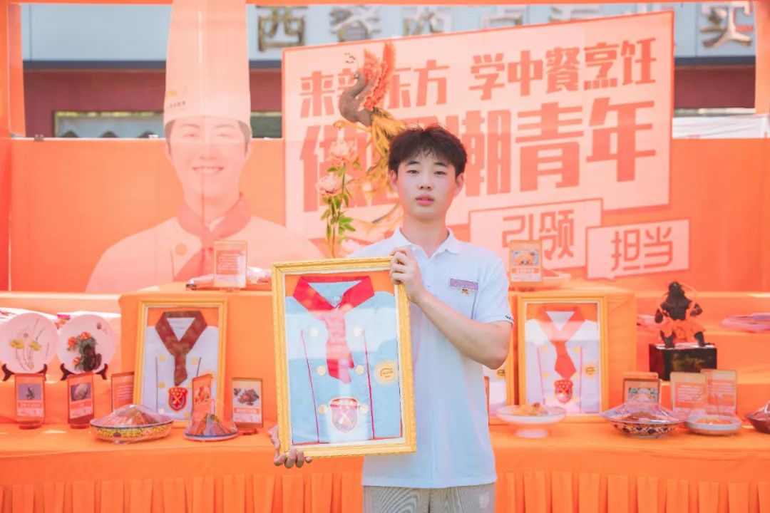 新青年記錄丨四千分之一，個主持學(xué)校升旗儀式的學(xué)子他是誰？