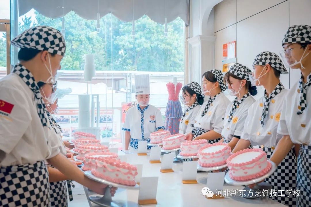 想知道蛋糕培訓(xùn)學(xué)校學(xué)費(fèi)大概多少？學(xué)蛋糕學(xué)費(fèi)多少錢？看這里！