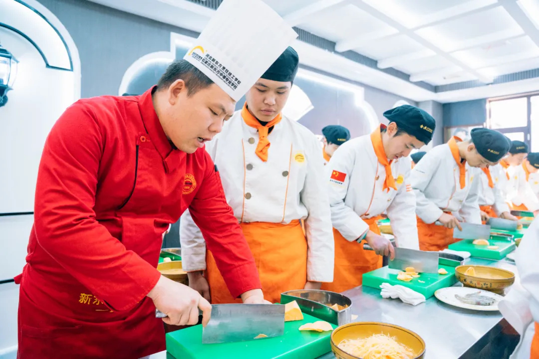 餐飲行業(yè)就業(yè)新趨勢：2025年的機遇與挑戰(zhàn)