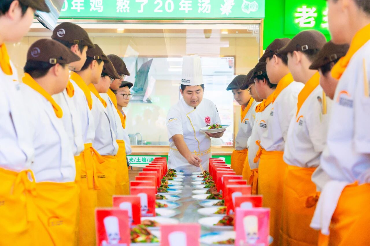 重陽(yáng)敬老，情暖金秋！河北新東方學(xué)子用心表達(dá)愛與祝福