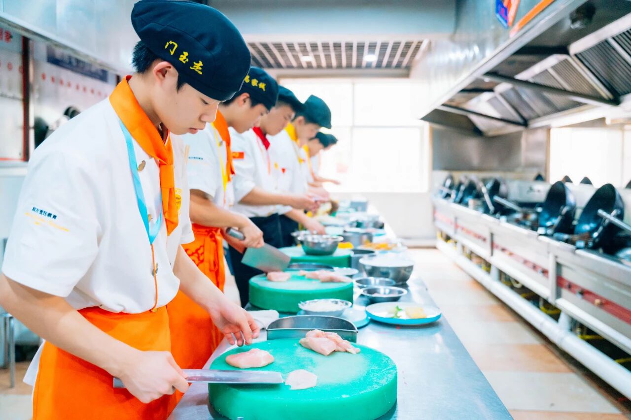 企業(yè)招人看什么？這三樣“硬通貨”在石家莊新東方包有的！