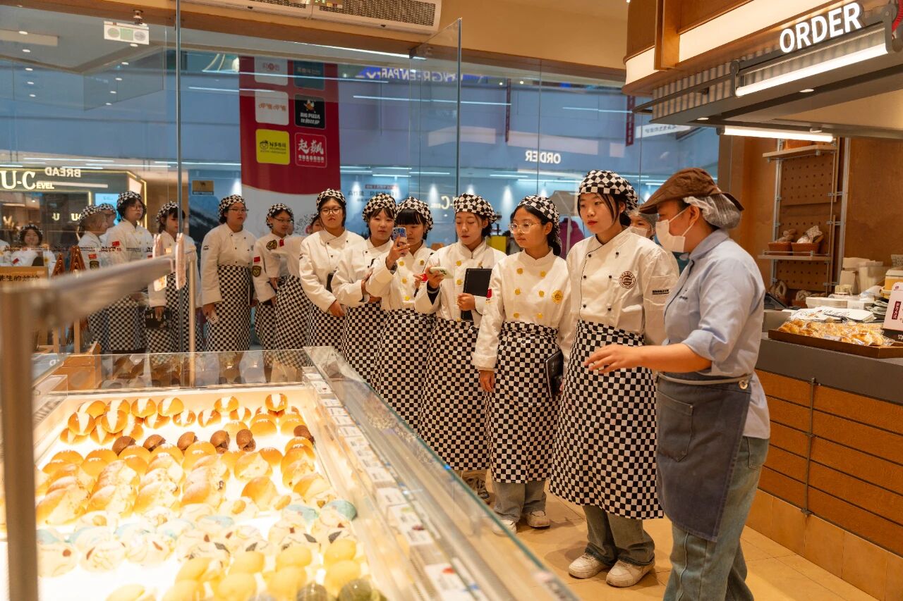 走出課堂 走進(jìn)企業(yè)｜河北新東方學(xué)子赴就業(yè)合作企業(yè)開(kāi)展參觀(guān)研學(xué)活動(dòng)