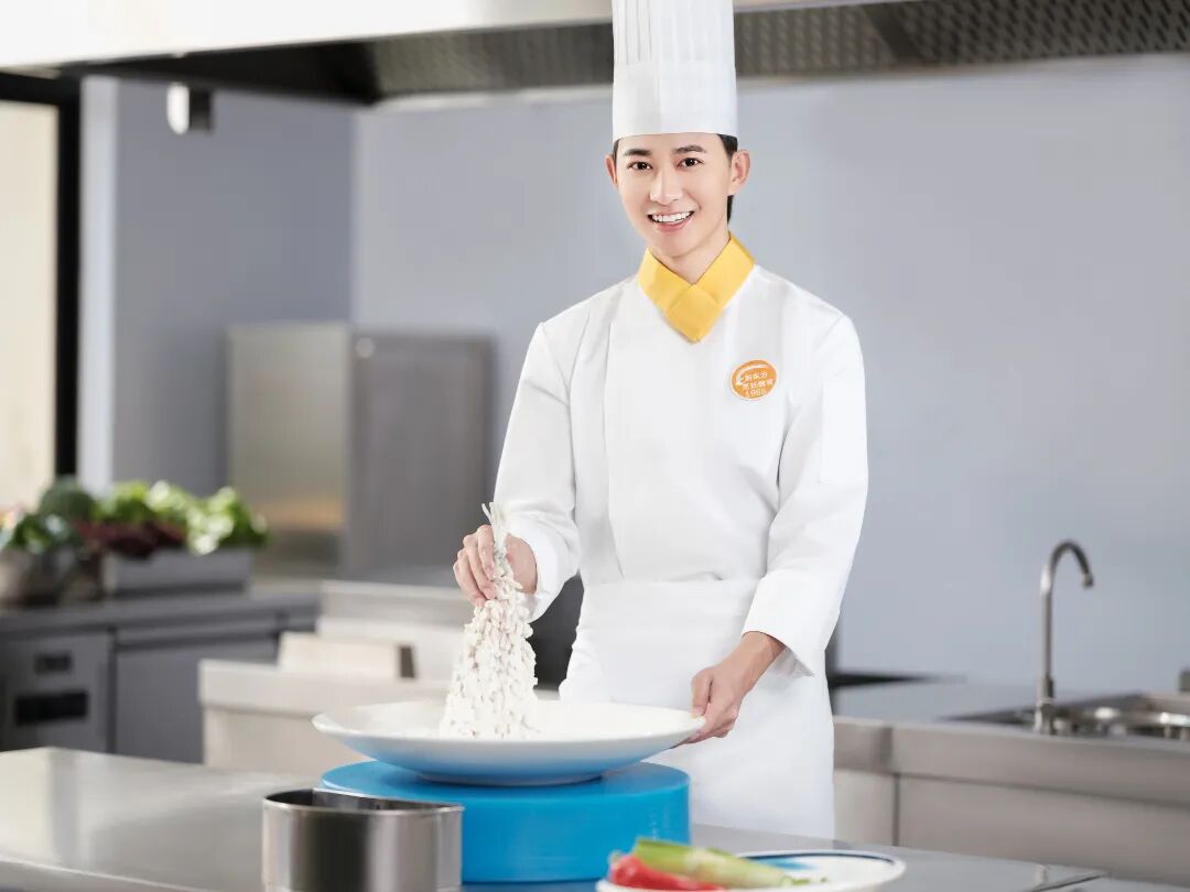 在河北學(xué)廚師，選廚師培訓(xùn)學(xué)校需要關(guān)注什么？