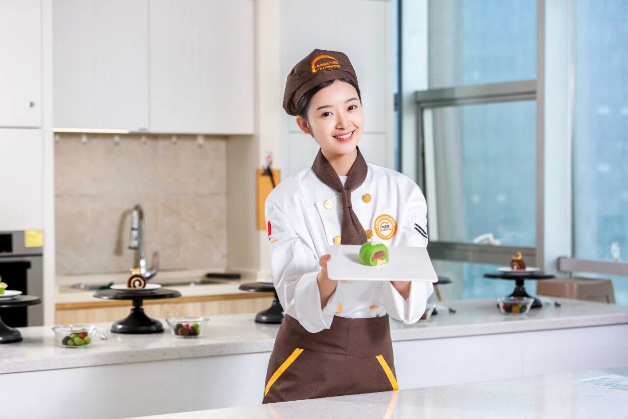 想轉(zhuǎn)行？為什么選擇學(xué)西點(diǎn)烘焙？低門(mén)檻、高需求、好發(fā)展！