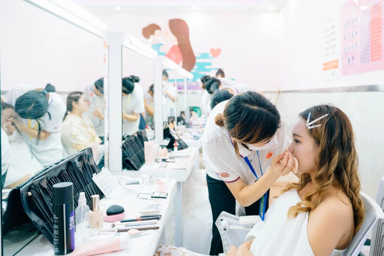 女生學(xué)什么專業(yè)好？女生學(xué)形象設(shè)計(jì)專業(yè)怎么樣？河北新東方給你答案！