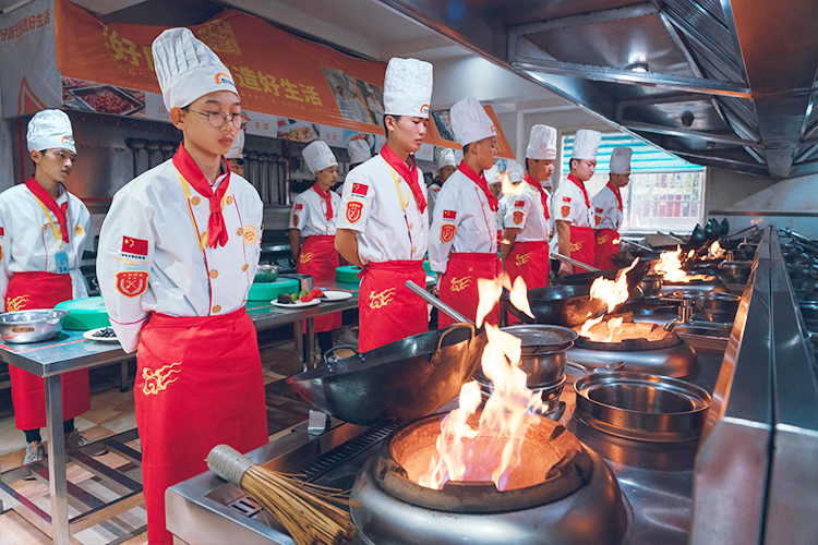 中餐烹飪：多元就業(yè)，烹飪藝術(shù)的廣闊舞臺(tái)