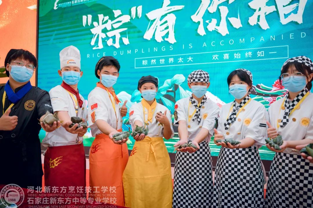 仲夏賦雅趣，粽香端午情，我校學(xué)子包粽子祝高考學(xué)子金榜題名，高“粽”！
